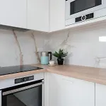 Jasny Z Parkingiem Oraz Balkonem W Lodzi By Renters Apartment