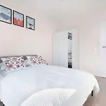 Jasny Z Parkingiem Oraz Balkonem W Lodzi By Renters