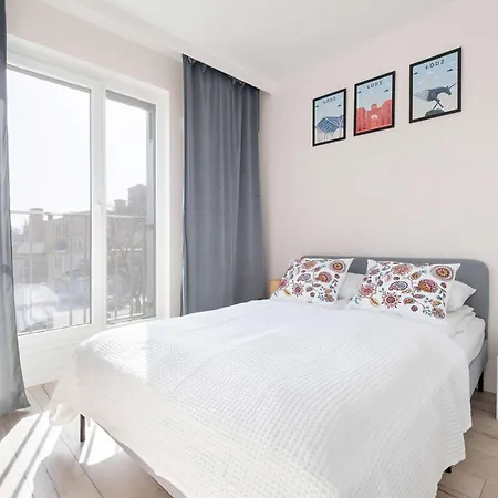 Jasny Z Parkingiem Oraz Balkonem W Lodzi By Renters *