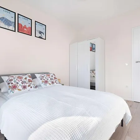 Jasny Z Parkingiem Oraz Balkonem W Lodzi By Renters