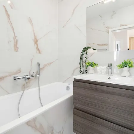 Jasny Z Parkingiem Oraz Balkonem W Lodzi By Renters Łódź