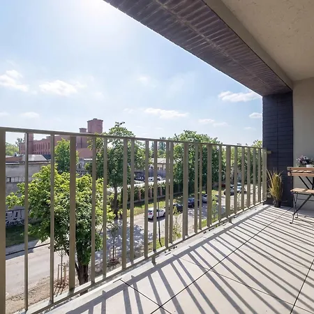 Jasny Z Parkingiem Oraz Balkonem W Lodzi By Renters * Лодзь