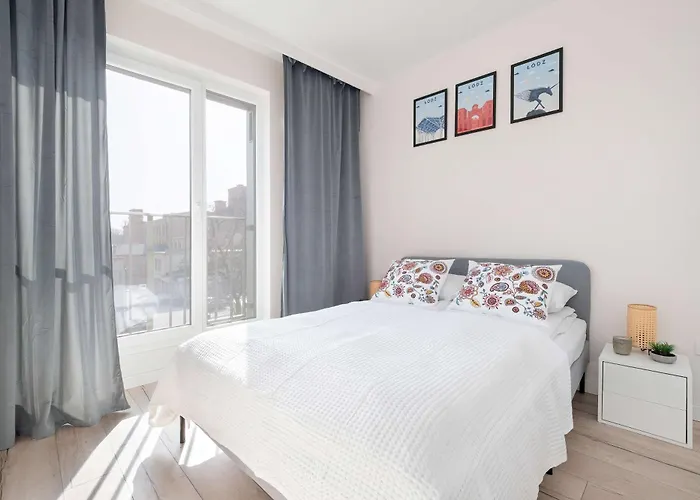 Jasny Z Parkingiem Oraz Balkonem W Lodzi By Renters *