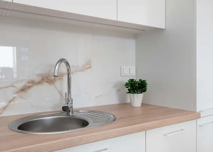 Jasny Z Parkingiem Oraz Balkonem W Lodzi By Renters Λοτζ