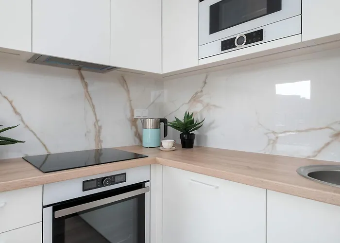 Jasny Z Parkingiem Oraz Balkonem W Lodzi By Renters Διαμέρισμα