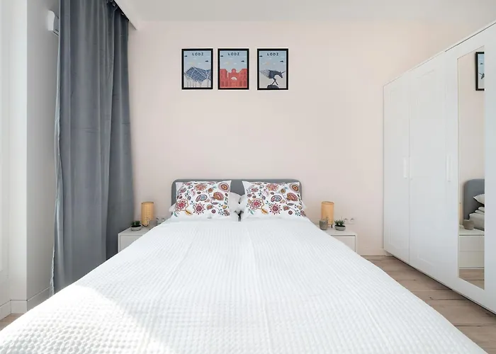 Jasny Z Parkingiem Oraz Balkonem W Lodzi By Renters Λοτζ