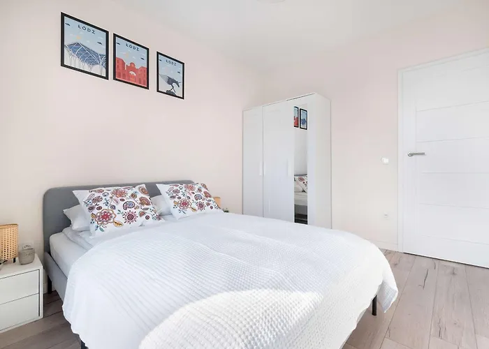 Jasny Z Parkingiem Oraz Balkonem W Lodzi By Renters