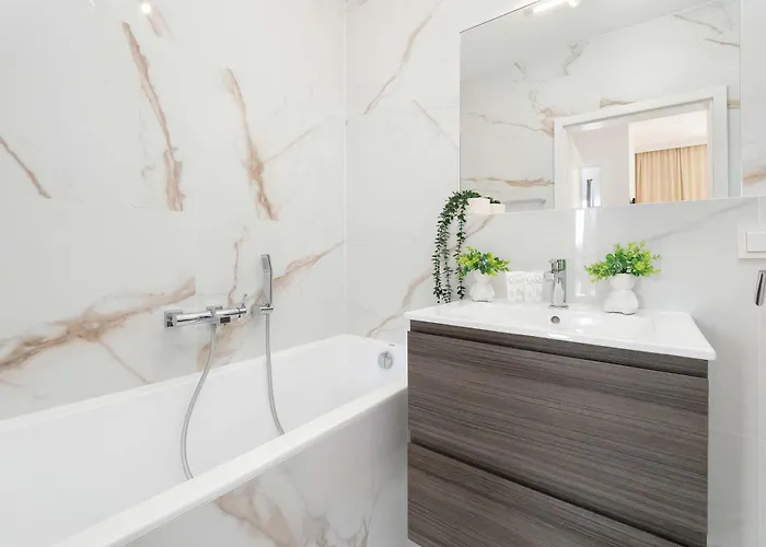 Jasny Z Parkingiem Oraz Balkonem W Lodzi By Renters Łódź